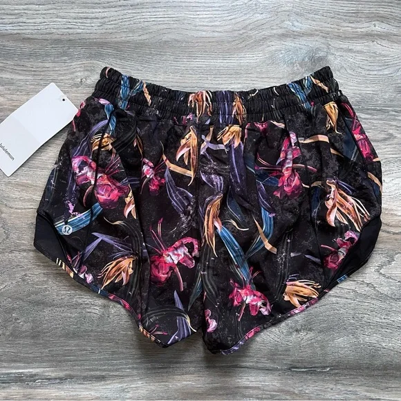 Lululemon Black Watercolor Hotty Hot Lululemon Shorts size 8 Women New with Tags - Picture 15 of 15
